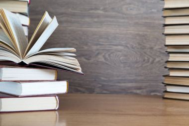 Yığın kitap masada