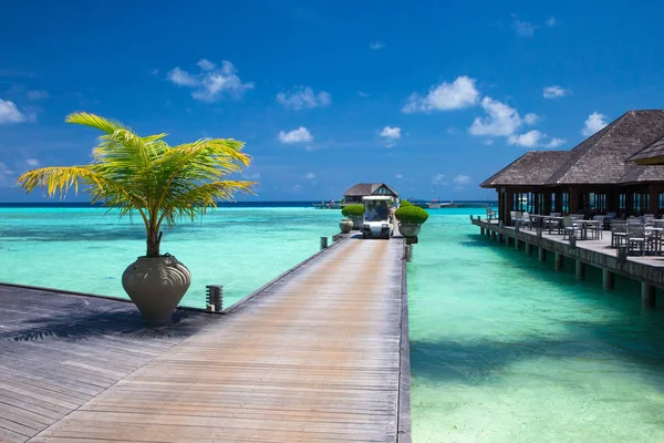 Pier na praia em Maldivas — Fotografia de Stock