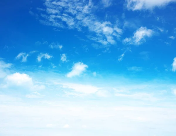 Céu azul com nuvens — Fotografia de Stock