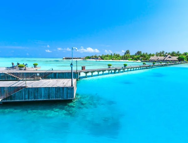Pier op strand in Maldiven — Stockfoto