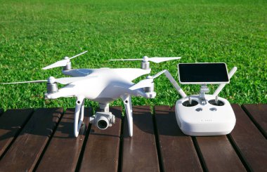 Drone dört helikopter ile yüksek çözünürlüklü dijital fotoğraf makinesi 
