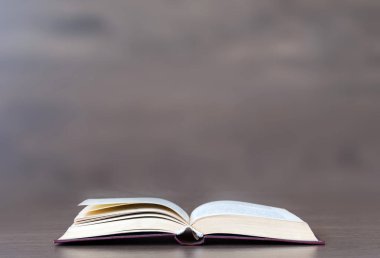 Ahşap arkaplan üzerine kitap aç