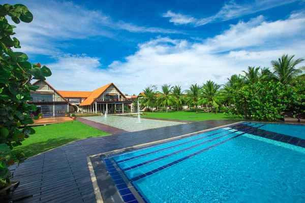 Swimming pool of luxury hotel — Stock Photo, Image
