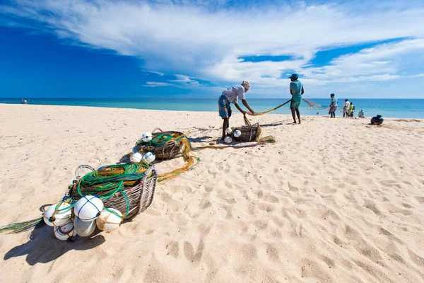 Lokale vissers trekken een visnet van Indische Oceaan — Stockfoto