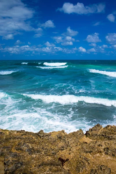 美丽的海滩和热带海域 — 图库照片