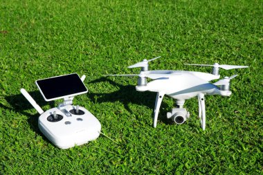 Drone dört helikopter ile yüksek çözünürlüklü dijital fotoğraf makinesi 