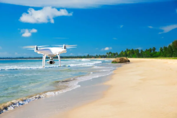 Dron volando sobre el mar . —  Fotos de Stock