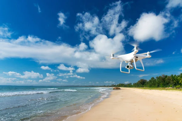 Dron volando sobre el mar . —  Fotos de Stock