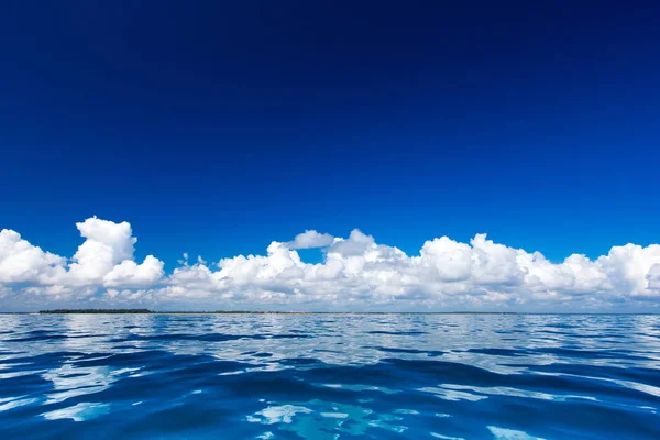 Mar superficie verano olas fondo . — Foto de Stock