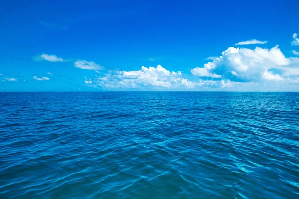 Mar superficie verano olas fondo — Foto de Stock