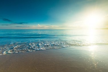  Tropikal sahilde gün doğumu