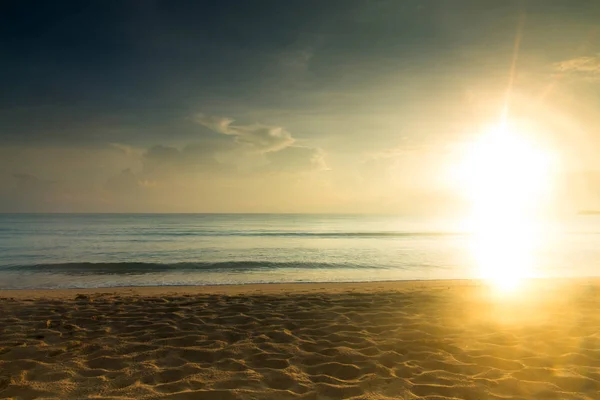 Sunrise over the tropical beach — Stock Photo, Image