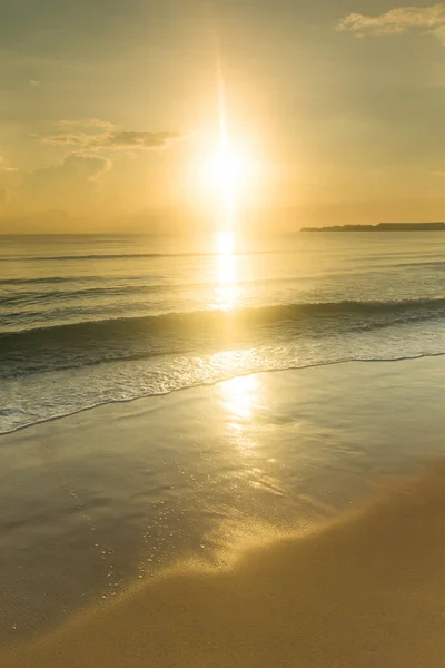 Sunrise over the tropical beach — Stock Photo, Image