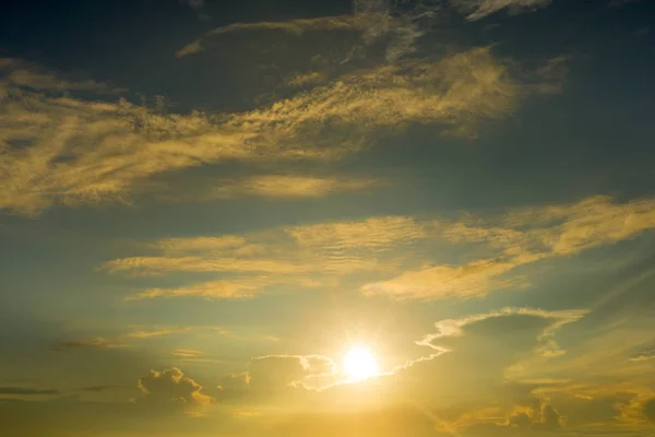 Bunter Himmel und Sonnenaufgang — Stockfoto