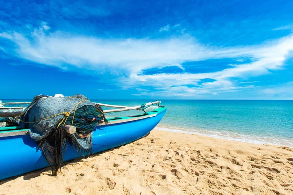 Beach and tropical sea — Stock Photo, Image