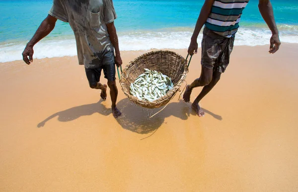 Pescadores tiran de una red de pesca en Sri Lanka —  Fotos de Stock