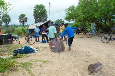 Balıkçılar balık Sri Lanka'da ağı çekmek