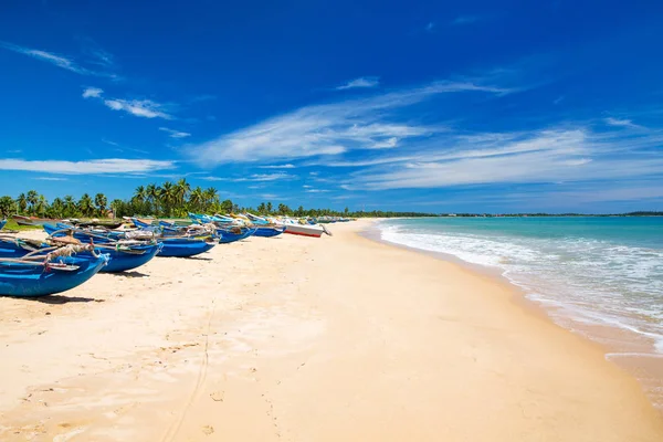 Beach and tropical sea — Stock Photo, Image