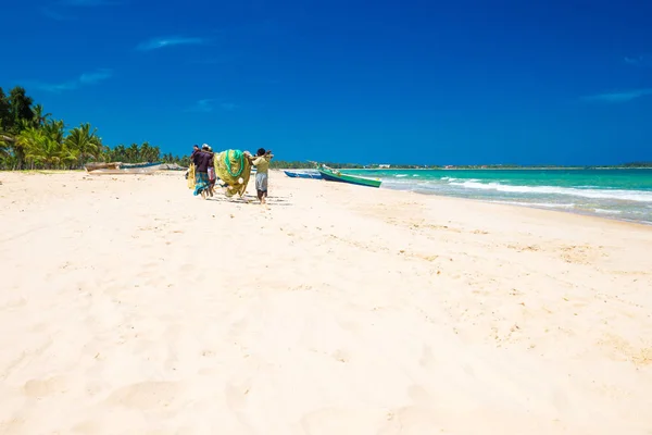 Pescadores tiran de una red de pesca en Sri Lanka — Foto de Stock