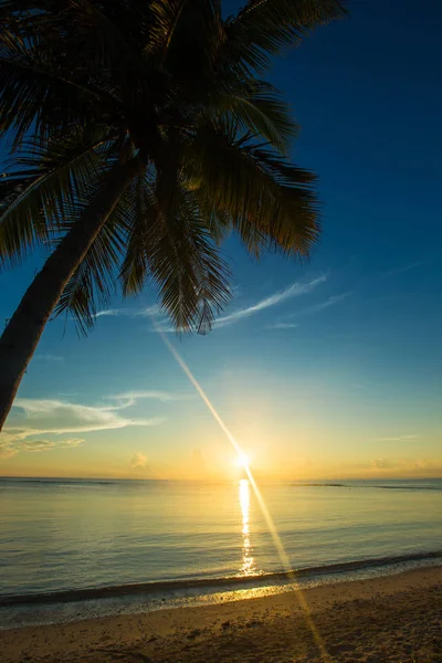 Salida del sol sobre la playa tropical — Foto de Stock