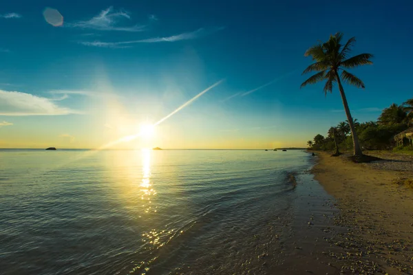 Nascer do sol sobre a praia tropical — Fotografia de Stock