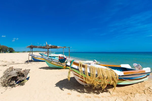 Playa y mar tropical —  Fotos de Stock