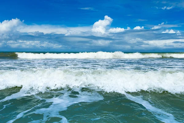 Beach and tropical sea — Stock Photo, Image