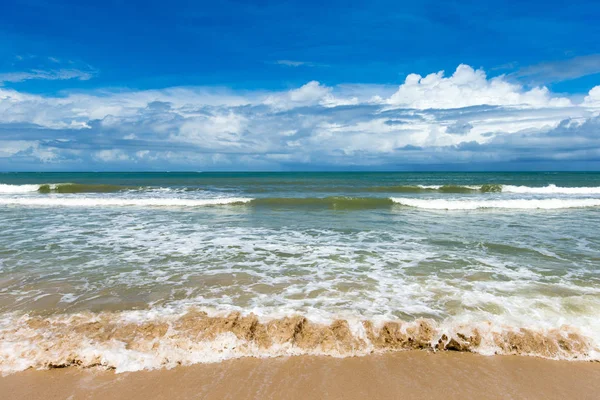 Spiaggia e mare tropicale — Foto Stock