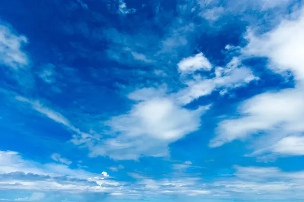 Küçük bulutlar ile mavi gökyüzü — Stok fotoğraf
