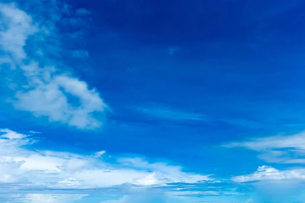 Céu azul com nuvens minúsculas — Fotografia de Stock