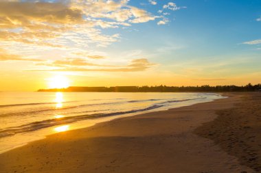 Günbatımı okyanus üzerinde Maldivler
