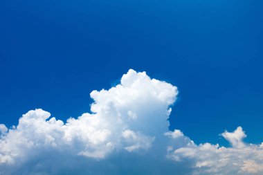 Güzel bulutlu mavi gökyüzü