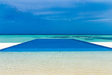 tropikal deniz mavi gökyüzü altında