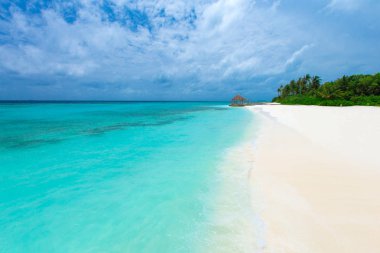 tropikal deniz mavi gökyüzü altında