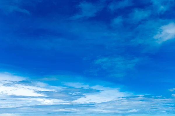 Cielo azul con diminutas nubes —  Fotos de Stock