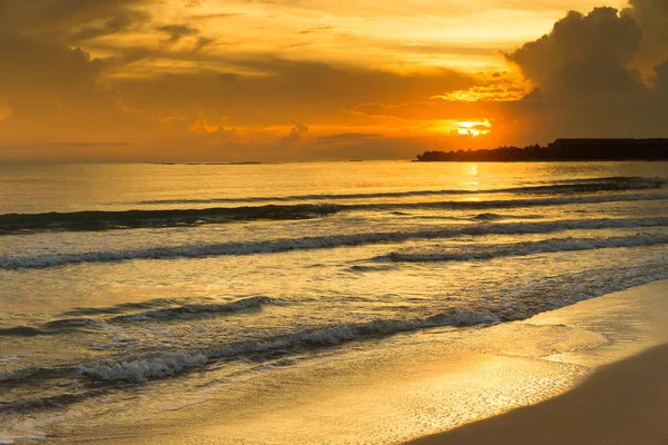 Sunset over ocean on Maldives — Stock Photo, Image