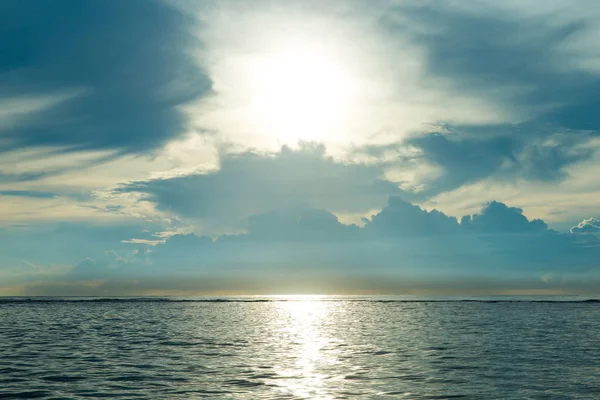 Mer tropicale sous le ciel bleu — Photo