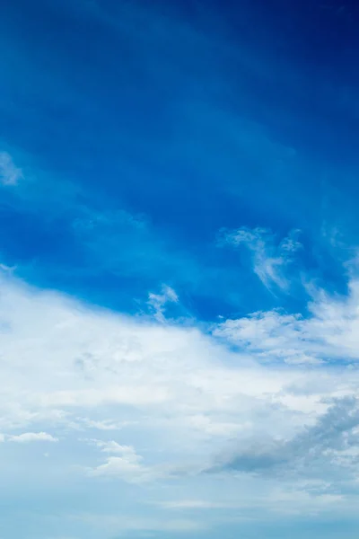 小さな雲と青い空 — ストック写真