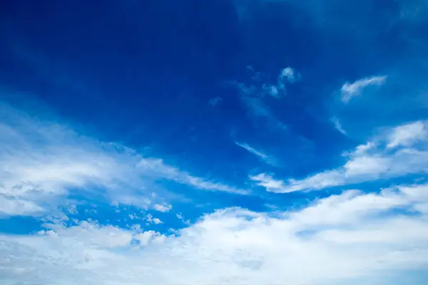 Küçük bulutlar ile mavi gökyüzü — Stok fotoğraf