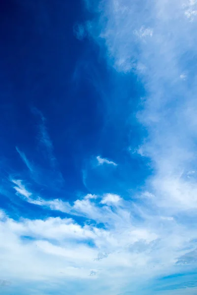 Cielo azul con diminutas nubes —  Fotos de Stock