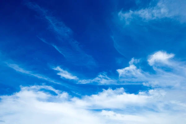 Blauer Himmel mit winzigen Wolken — Stockfoto