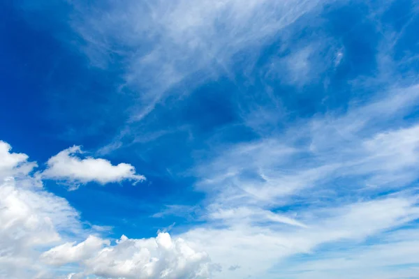Blauer Himmel mit winzigen Wolken — Stockfoto
