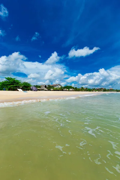 Strand en tropische zee — Stockfoto