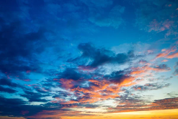 Céu azul e alaranjado do por do sol — Fotografia de Stock