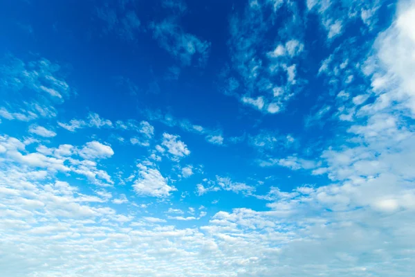 Modrá obloha s malé obláčky — Stock fotografie