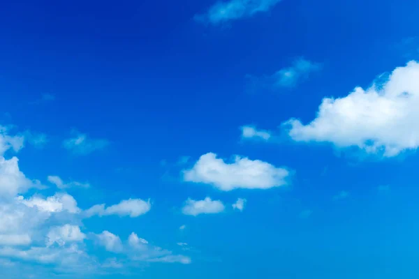 Blue sky with beautiful clouds — Stock Photo, Image