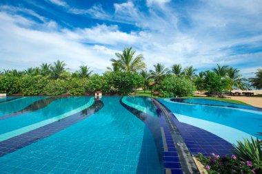 Otelde yüzme havuzu