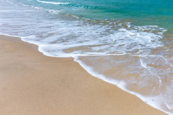 热带海滩上的海浪 — 图库照片