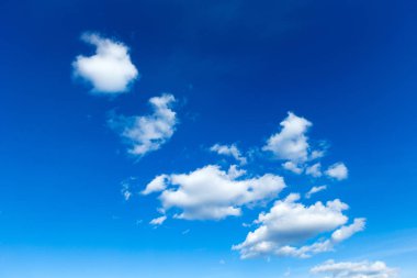 Bulutlu mavi gökyüzü