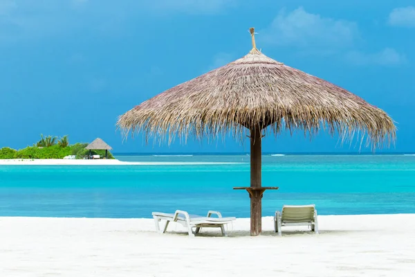 Isola delle Maldive con spiaggia — Foto Stock